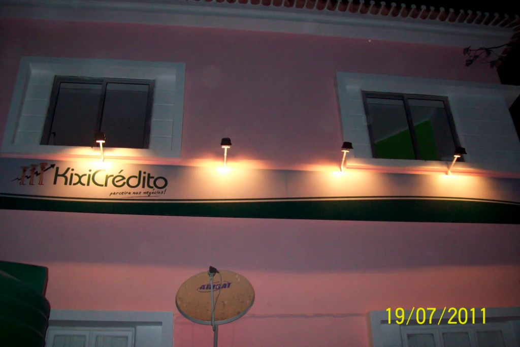 KixiCrédito, 2011 - Letreiro Retroiluminado - Lubango