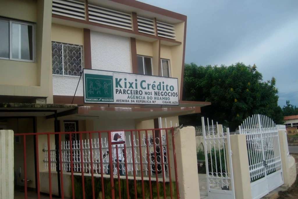 KixiCrédito, 2011 - Letreiro Retroiluminado - Huambo
