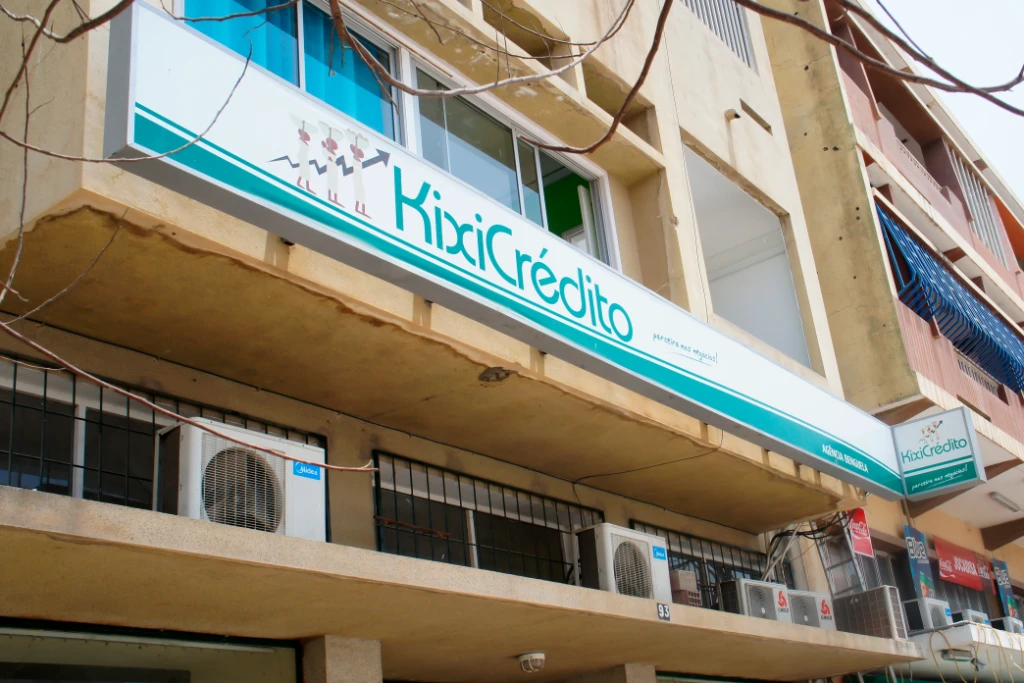KixiCrédito, 2013 - Letreiro Lightbox - Benguela