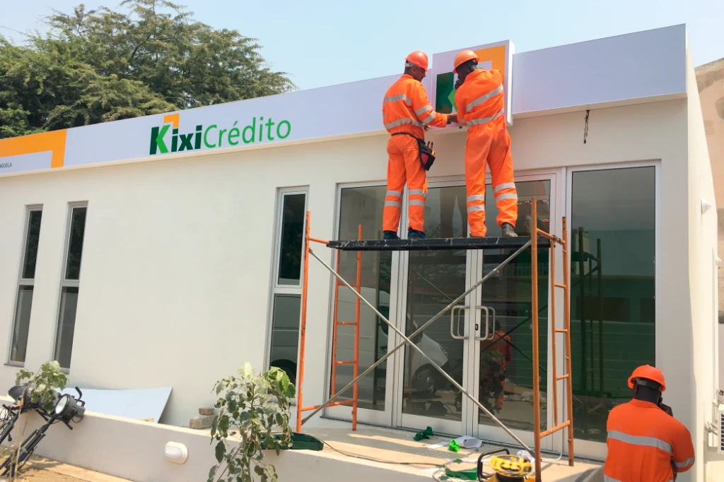 KixiCrédito, 2016 - Letreiro Lightbox - Benguela