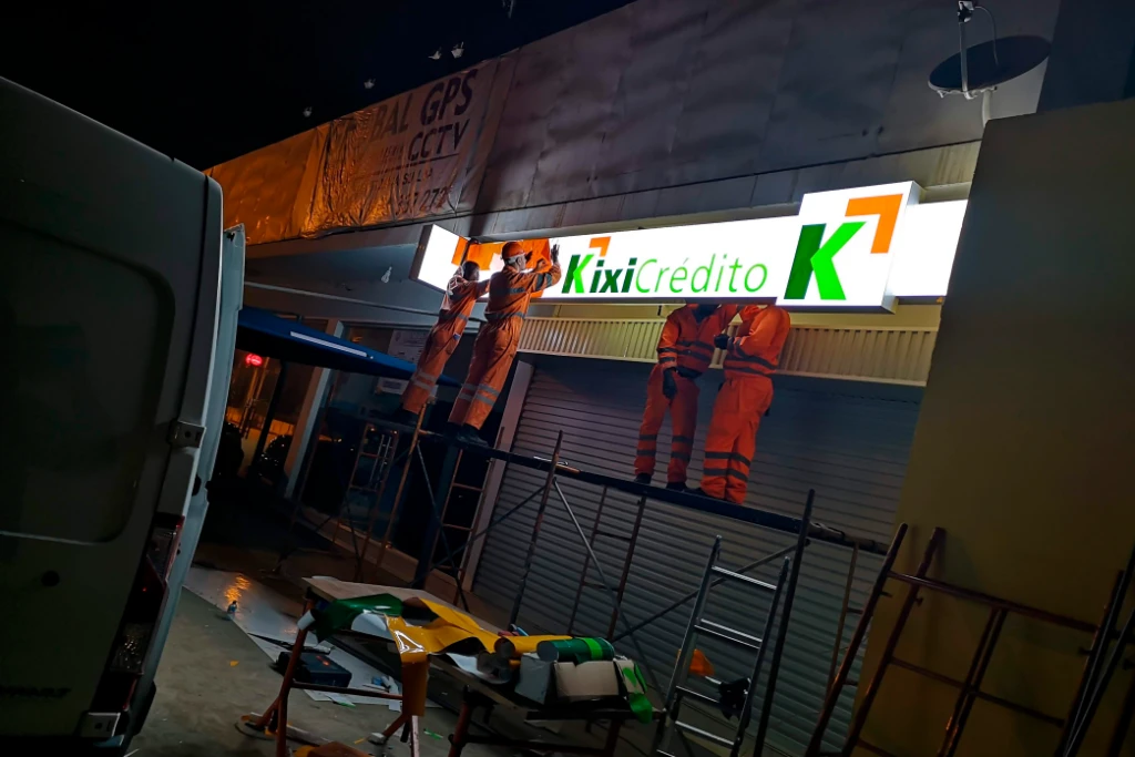 KixiCrédito, 2018 - Letreiro Lightbox - Zango