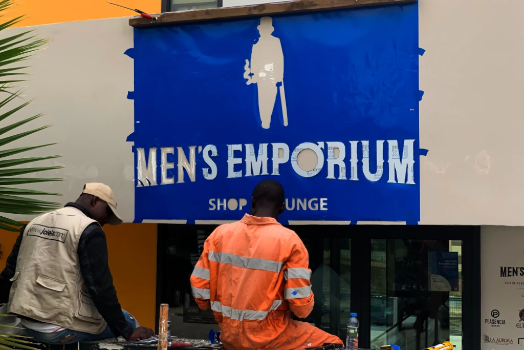 Men's Emporium, 2019 - Decoração Exterior