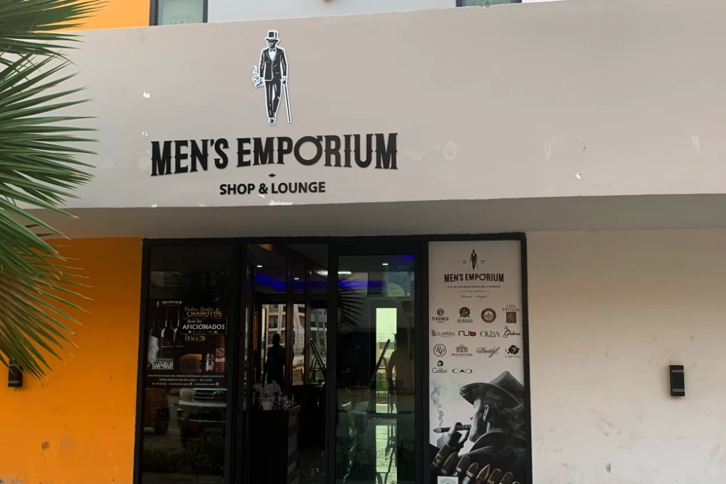 Men's Emporium, 2019 - Decoração Exterior