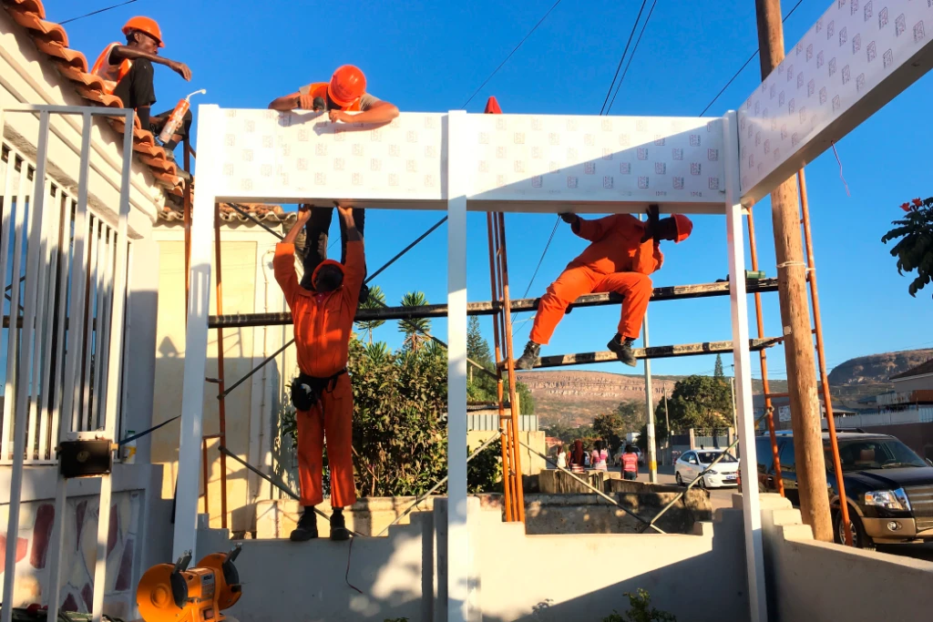 KixiCrédito, 2015 - Montagem de letreiro no Lubango