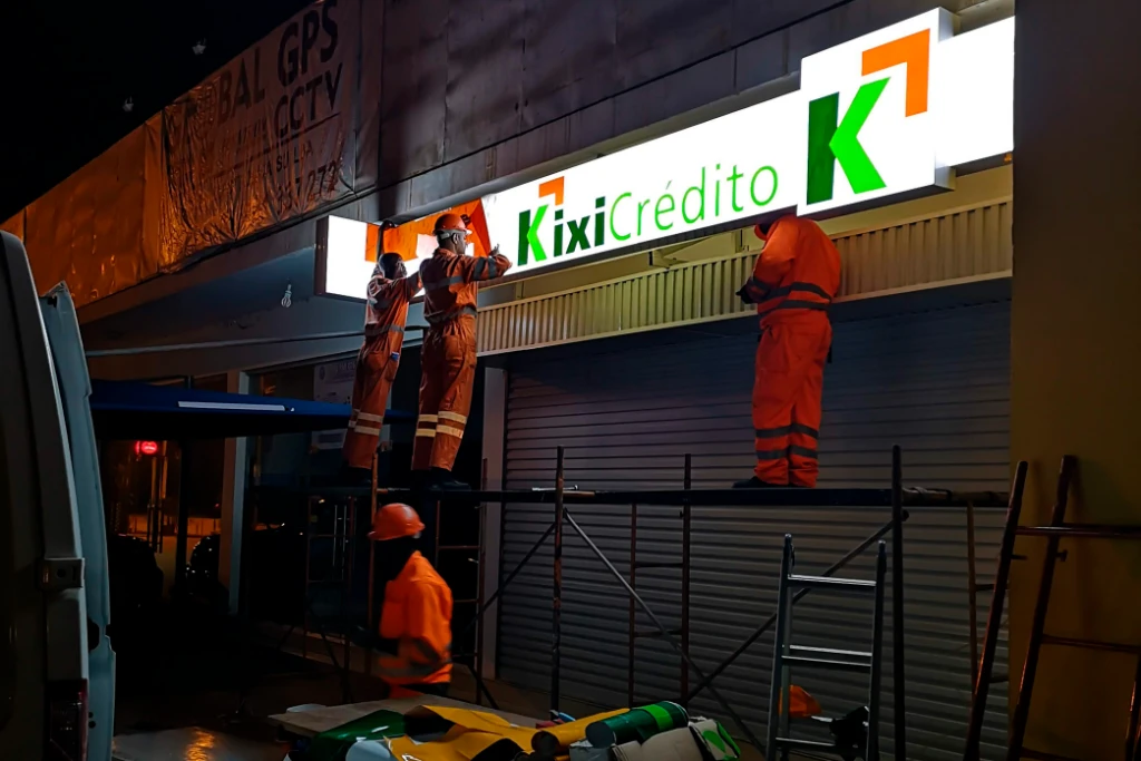 KixiCrédito, 2018 - Montagem de letreiro lightbox em Zango, Luanda