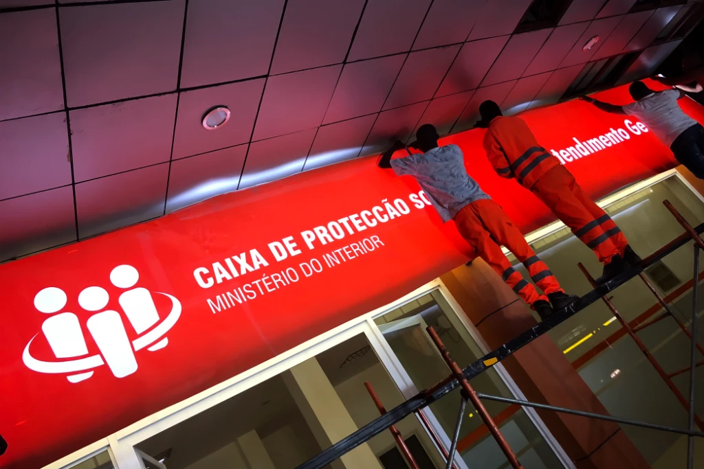 Caixa de Protecção Social, 2018 - Montagem de letreiro - CPS MININT, Edifício Kenguela, Luanda